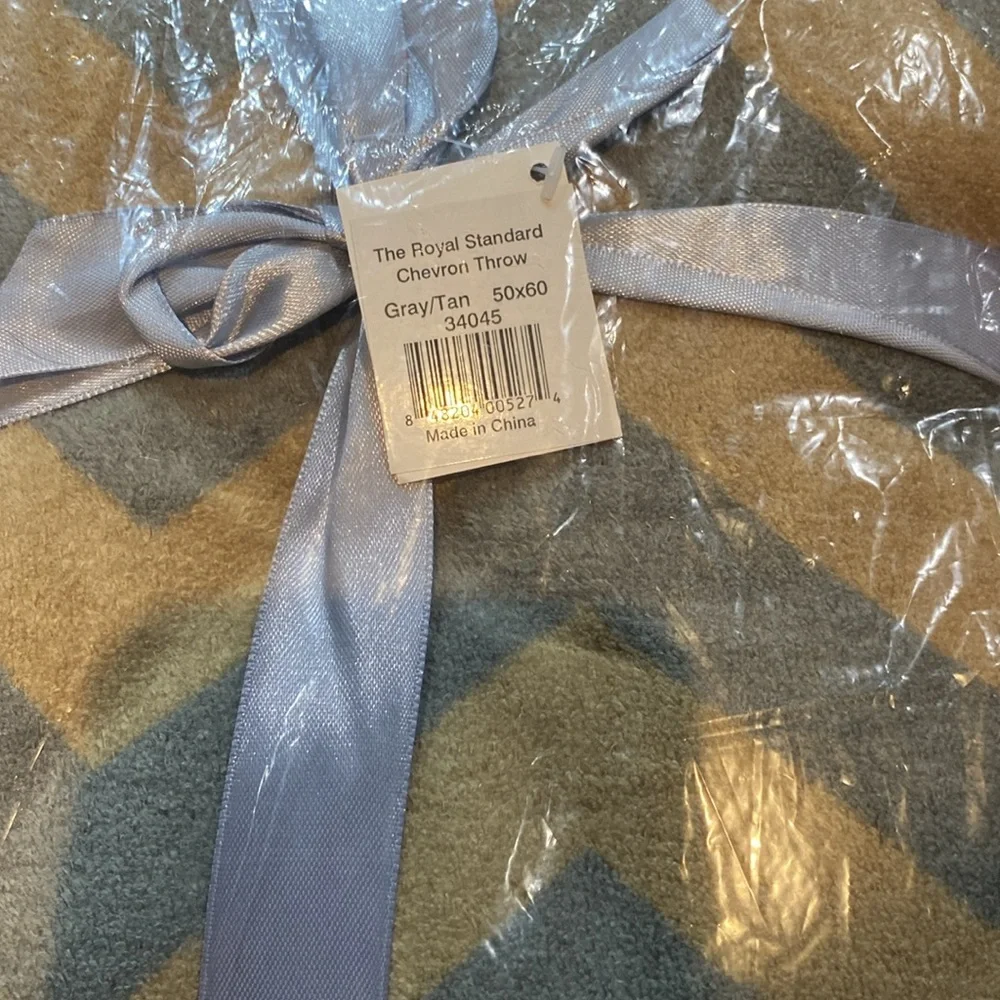 NWT The Royal Standard Chevron Patterned Throw Blanket 50x60 - Picture 2 of 4